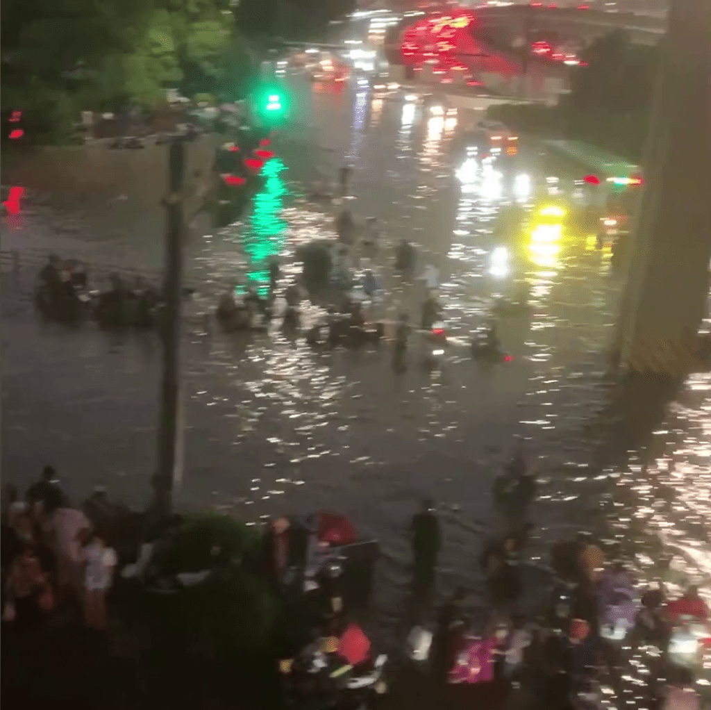 郑州22日的暴雨下，道路出现严重水浸，大量汽车被淹。