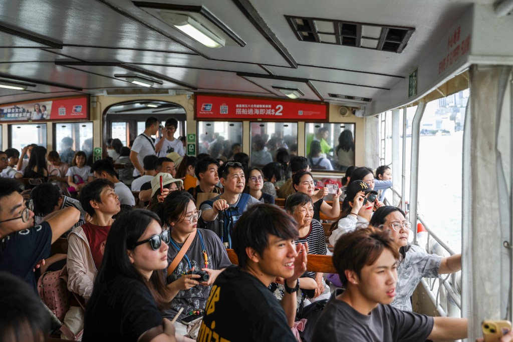 其中不少內地旅客選擇不跟團,並主要參考小紅書攻略或跟AI推薦的路線觀光。 其中不少內地旅客選擇不跟團,並主要參考小紅書攻略或跟AI推薦的路線觀光。