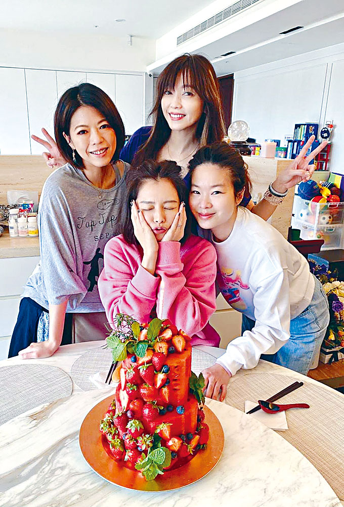 好友們知道徐若瑄要減肥，即貼心為她準備了以水果砌成的蛋糕。