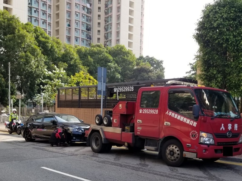 一輛對交通造成阻塞的車輛被拖走。圖:警方提供