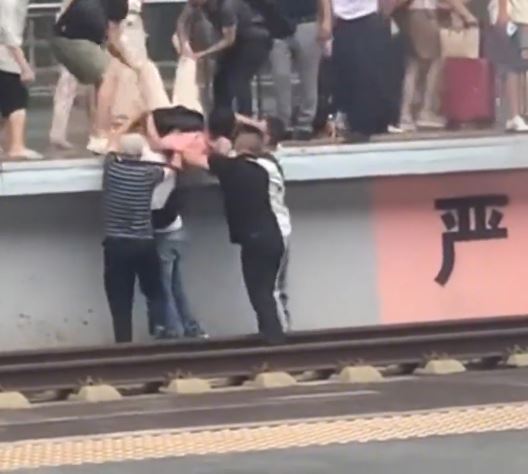 郴州男子家事爭執跳高鐵軌，3乘客協助對方家人，將跳軌男抬起救回。薘勃新聞