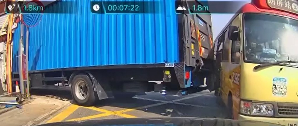 紅Van車身被劏開，車窗玻璃應聲粉碎。fb車cam L（香港群組）影片截圖