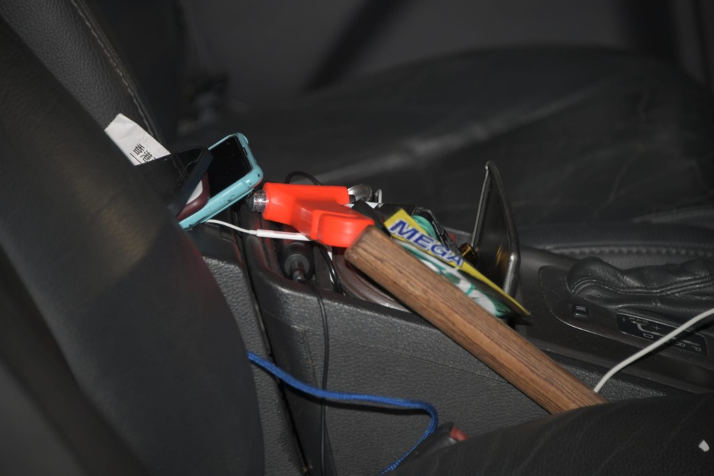 警方於車廂內檢獲一批懷疑爆竊工具。