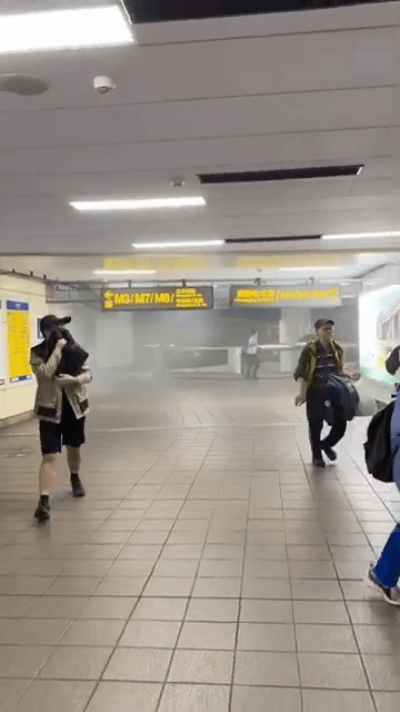 張文北捷犯案後「裝路人」疏散畫面曝光。 網片截圖 張文北捷犯案後「裝路人」疏散畫面曝光。 網片截圖