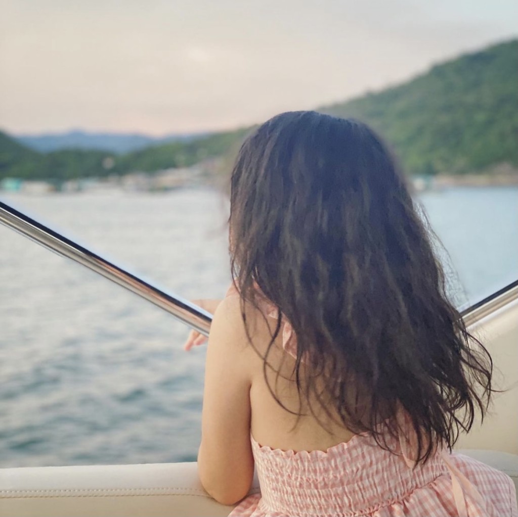 梁浸浸都好識擺pose。