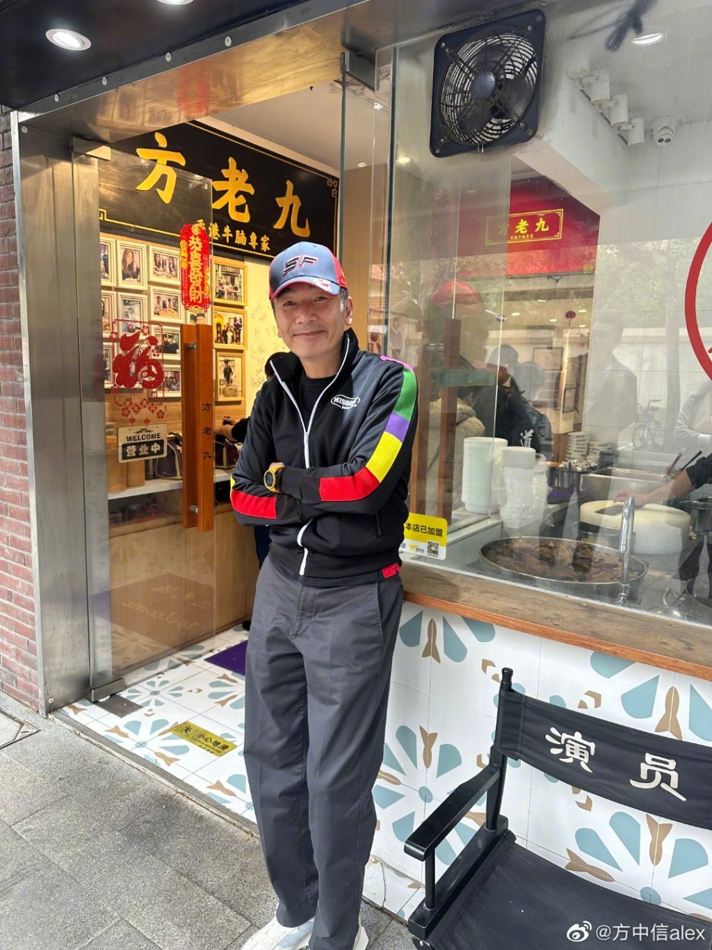 方中信最近到上海，順道去牛肺店巡舖。