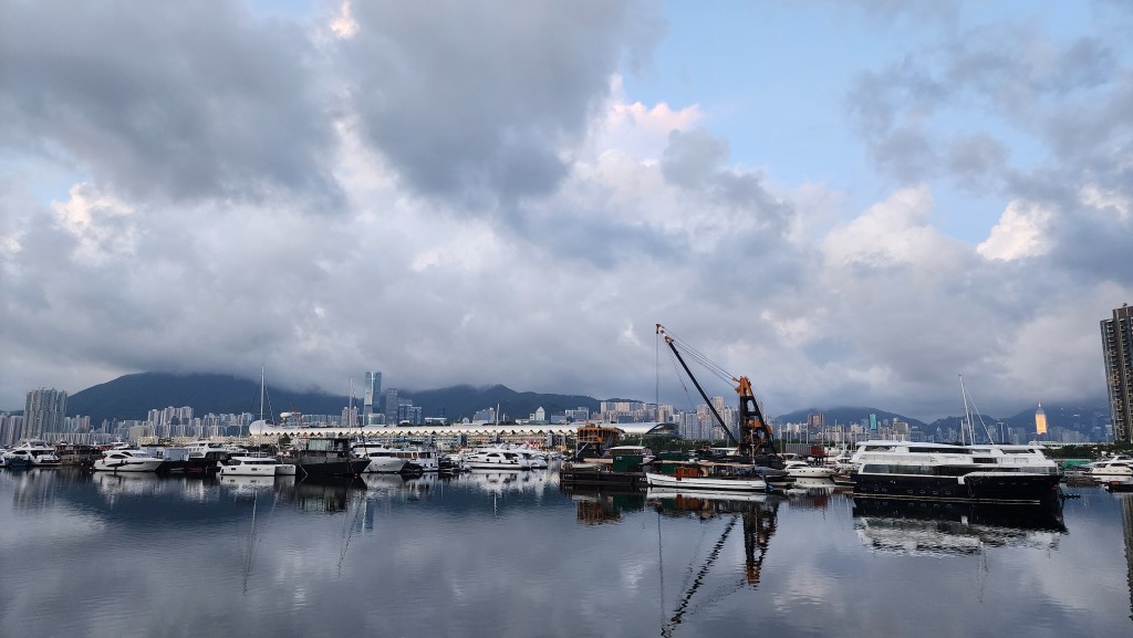 市區最高氣溫約33度,新界再高一兩度。 市區最高氣溫約33度,新界再高一兩度。
