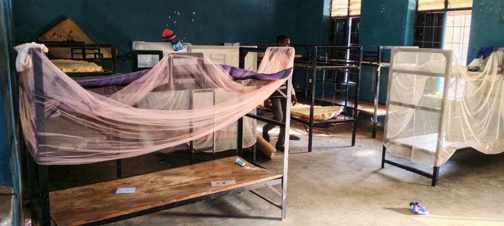 槍手於凌晨1點到3點之間闖入學校，綁走學生、教師以及一名遭射傷的警衛。美聯社