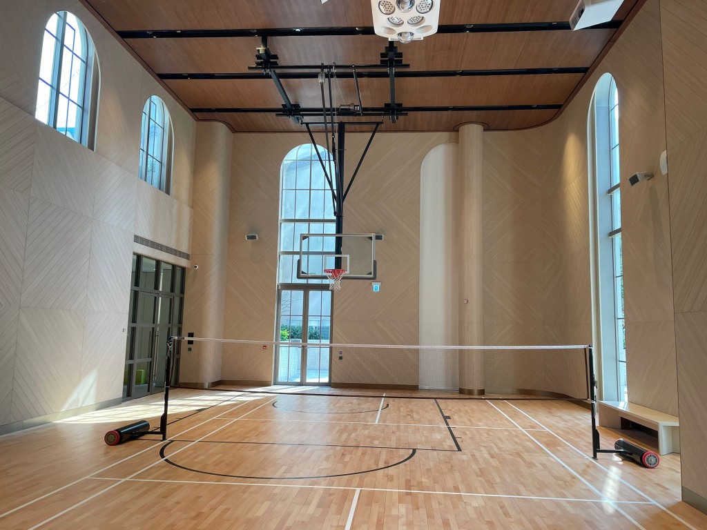 室內籃球場。