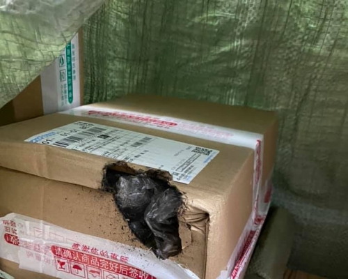 網民多次發現包裹破爛，懷疑是被老鼠咬爛。Trista Shum圖片