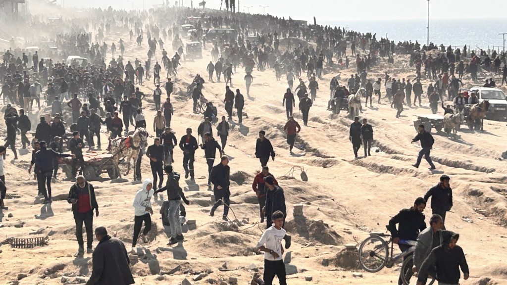 2月25日，巴勒斯坦人湧往加沙城一處海灘等待救援物資。 美聯社