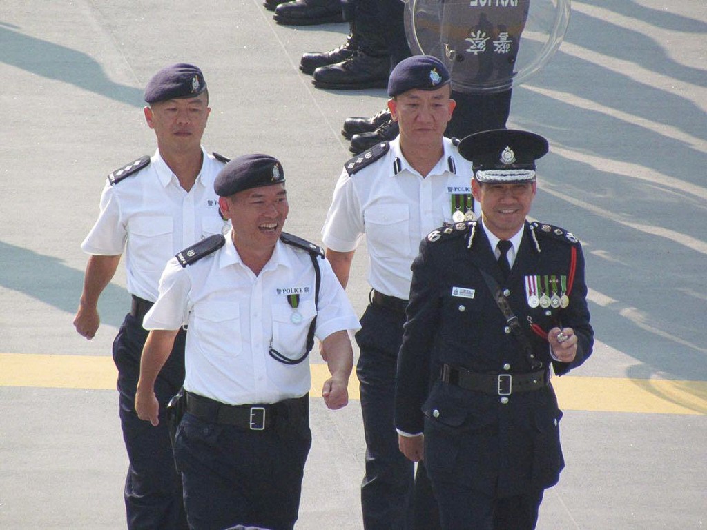 警務處副處長 (國家安全)簡啟恩(前排左)擔任機動部隊大隊長期間,陪伴時任警務處處長鄧竟成(前排右) 於結業儀式中檢閱。 警務處副處長 (國家安全)簡啟恩(前排左)擔任機動部隊大隊長期間,陪伴時任警務處處長鄧竟成(前排右) 於結業儀式中檢閱。