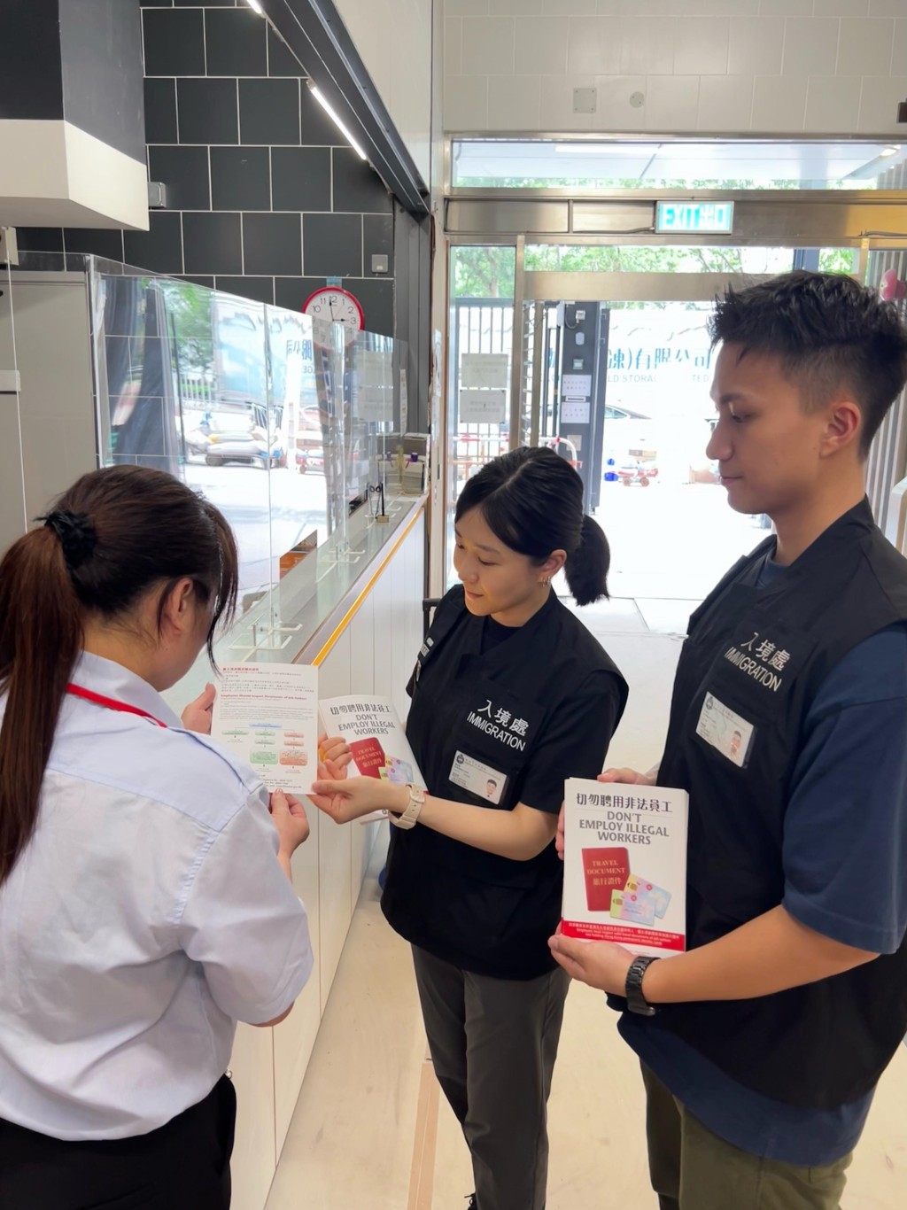 出動入境處宣傳車,在屋苑內派發切勿聘用非法勞工的宣傳單張 出動入境處宣傳車,在屋苑內派發切勿聘用非法勞工的宣傳單張