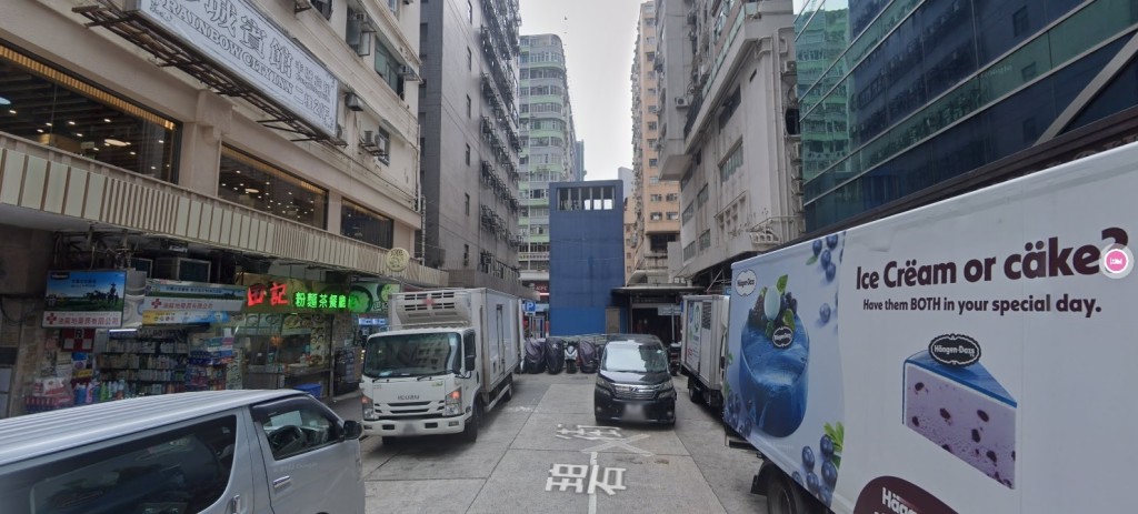 受害人一度成功打開七人車側門，沿彌敦道走入碧街內街，最終被刀手追及重新挾回七人車內。(google地圖)