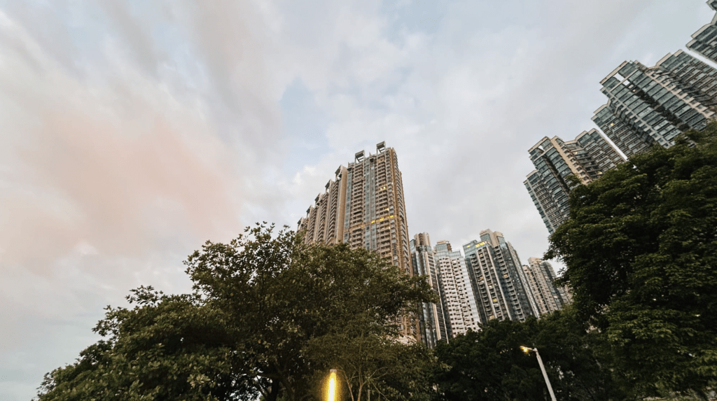 本港地區今日大致多雲，初時有一兩陣驟雨。蔡楚輝攝