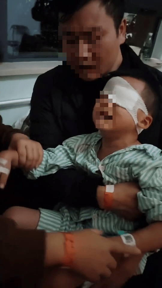 5歲幼童被同學戳傷左眼,狀甚痛苦。 5歲幼童被同學戳傷左眼,狀甚痛苦。