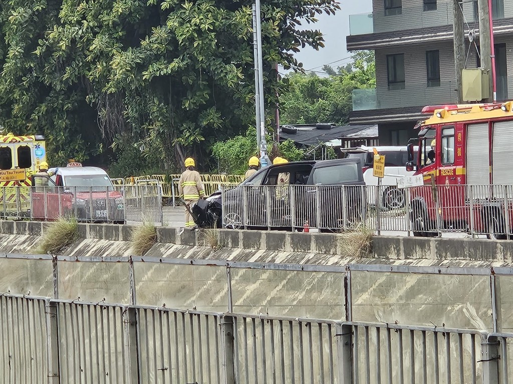 私家車與的士相撞。fb：元朗鄉約
