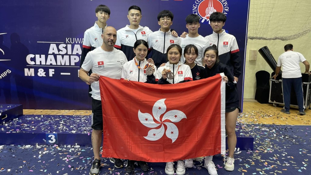 梁雅蕾(前排左二)與關渝澄(前排右二)於U23亞錦賽摘得兩銅。香港劍擊總會圖片