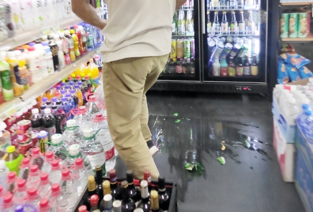 超市的玻璃樽被打碎。網上圖片