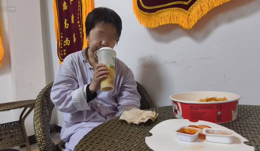 卜某的嫂子（中)常分享卜某的康复情况。