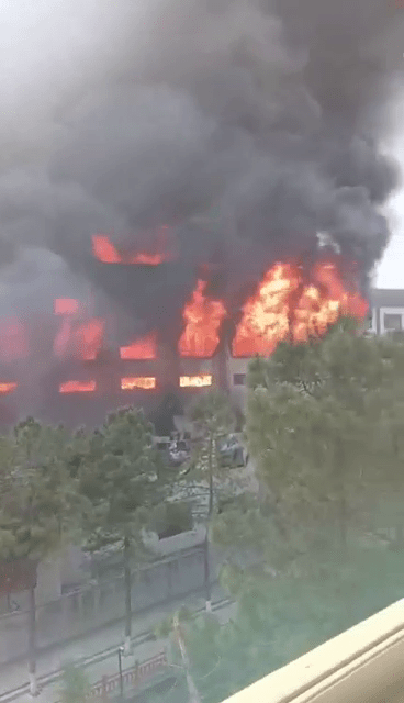 山東一化工廠房爆炸,網民拍下火場情況。 山東一化工廠房爆炸,網民拍下火場情況。