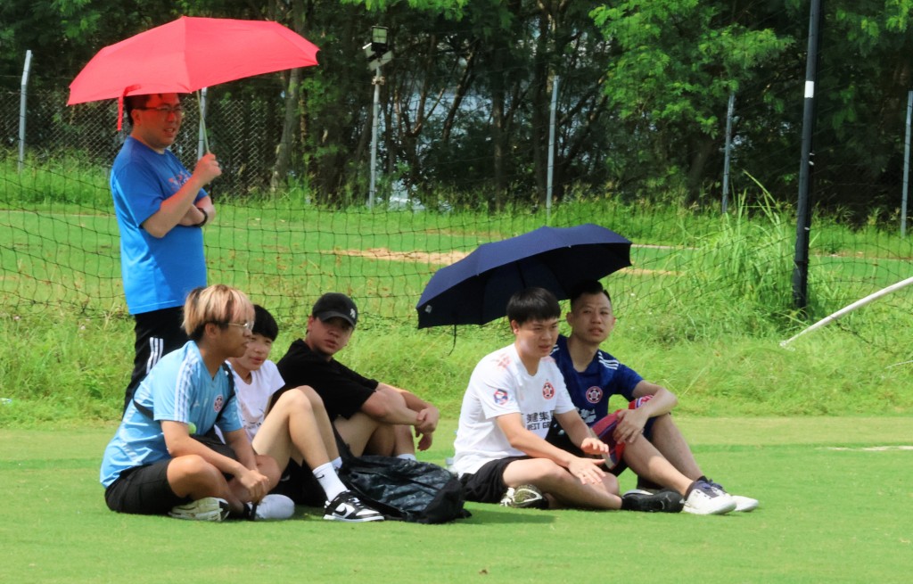 天氣酷熱，入場觀賽的球迷都打傘避免曝曬。