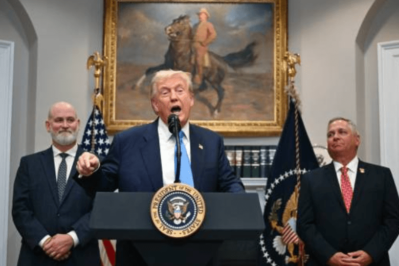 特朗普簽署行政命令,全面暫停低價值包裹關稅豁免。法新社 特朗普簽署行政命令,全面暫停低價值包裹關稅豁免。法新社