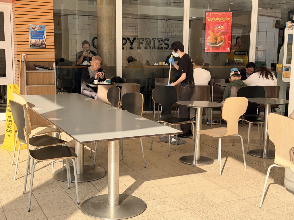 九龍公園附近快餐店戶外用餐區，不時見職員清潔抹地。梁國峰攝