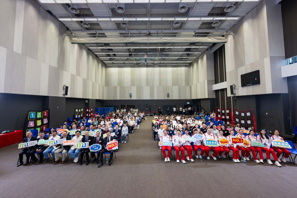 舉重運動員李雯雯、乒乓球運動員孫穎莎等，今日（31日）早上到香港都會大學出席訪問活動。港協暨奧委會圖片