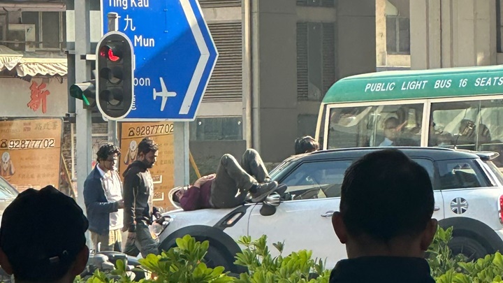 鐵騎士被拋上私家車車頭。fb: 香港突發事故報料區