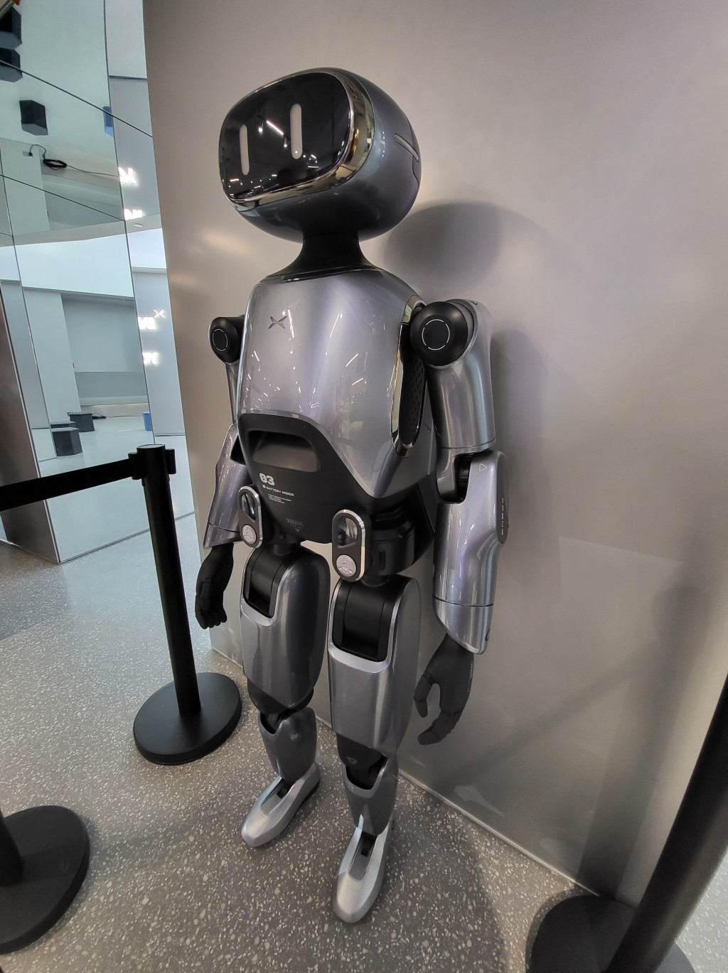 小鵬汽車(XPENG)灣仔合和中心全新旗艦店首展自家研發Iron機械人。