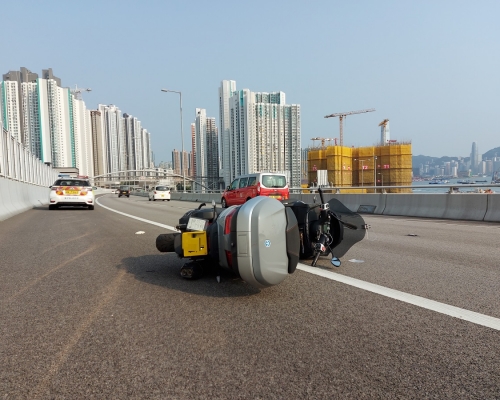 電單車在青沙公路失事,司機送院後傷重不治。