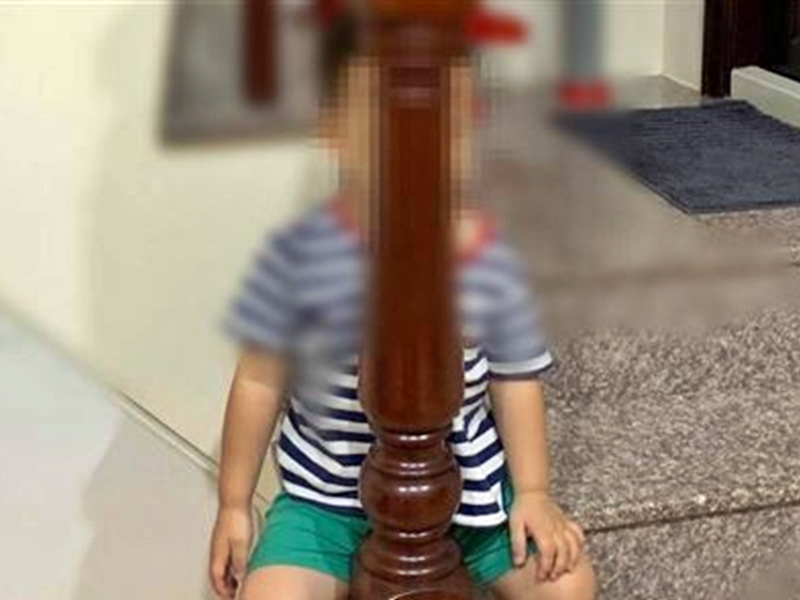 兒子得知自己讓爸媽苦惱後跑到樓梯欄桿,試圖把自己藏起來懺悔及反省。網圖