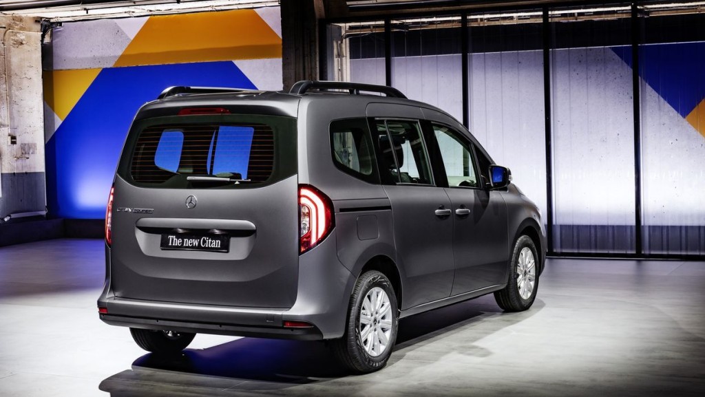 Tourer版車頂設置行李架,可視為多用途RV車的不錯選擇。