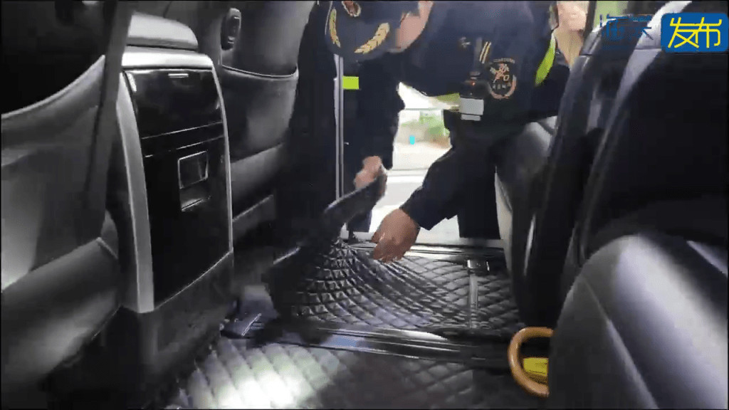 海关人员在车底发现有暗格。