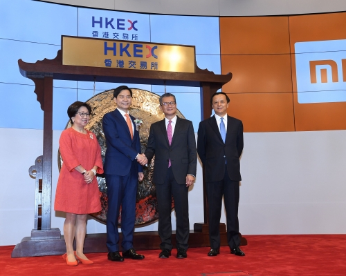 陳茂波(右二)在港交所出席小米集團上市儀式。