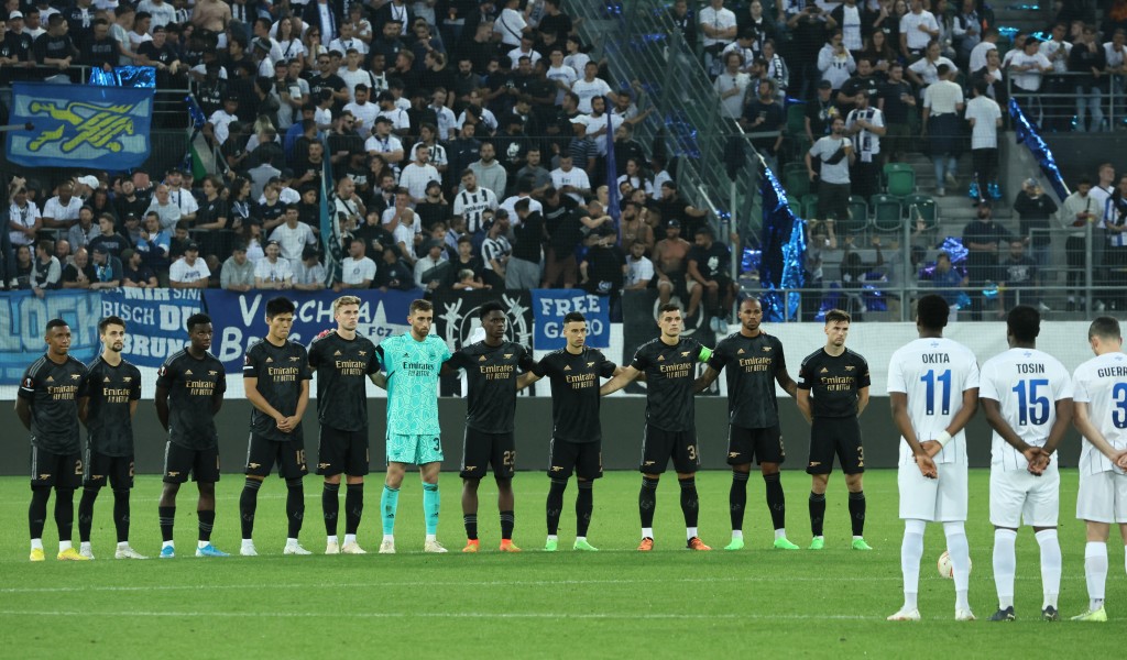 據傳阿仙奴是英女皇的另一愛隊，該隊周四晚作客蘇黎世的歐霸盃比賽的中場，兩隊球員在中圈默哀。Reuters