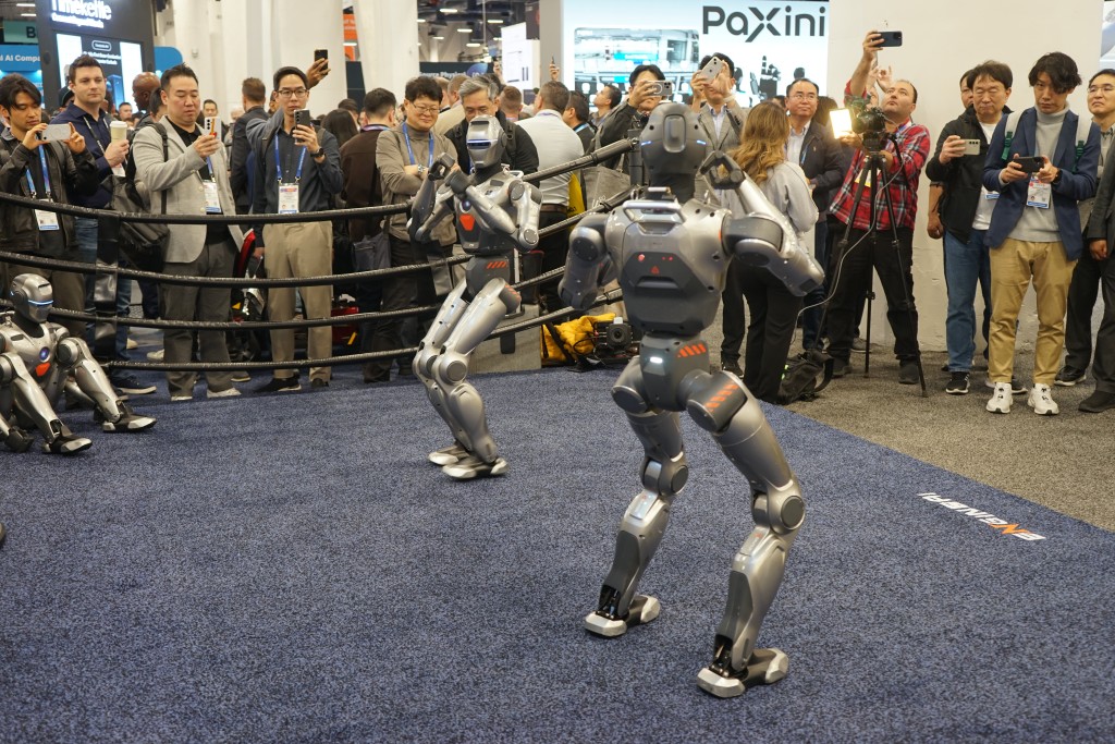 CES 2026，人們參觀深圳眾擎機器人科技有限公司展區的機械人。 新華社