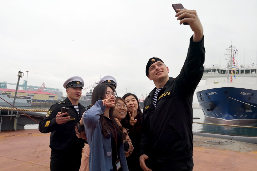 俄羅斯海軍到訪中國和中國百姓互動。