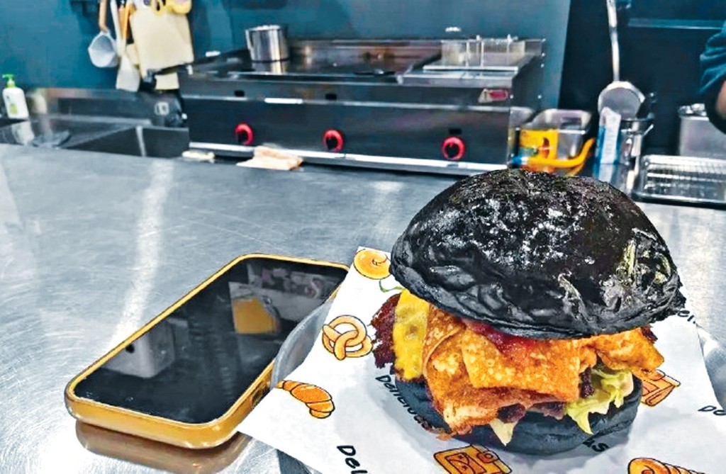 江蘇女顧客光顧自助餐，一次吃12個漢堡。