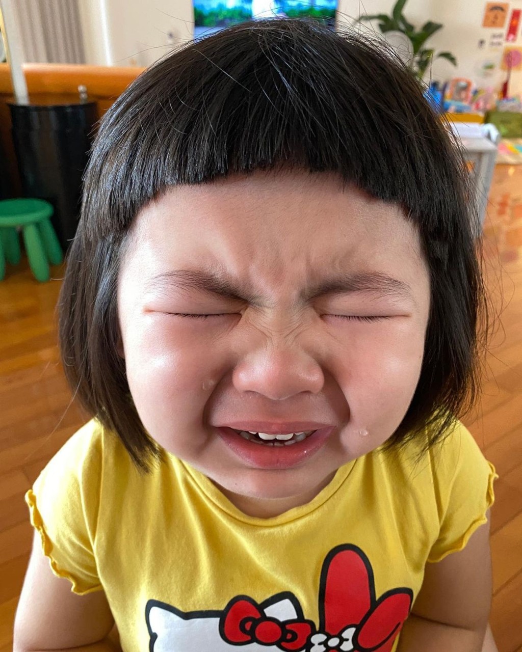 Lucy媽梁志瑩曾上載大女爆喊片，被網民質疑為何囡囡哭得傷心時，媽媽仍在拍片，甚至力斥她當Lucy搖錢樹。