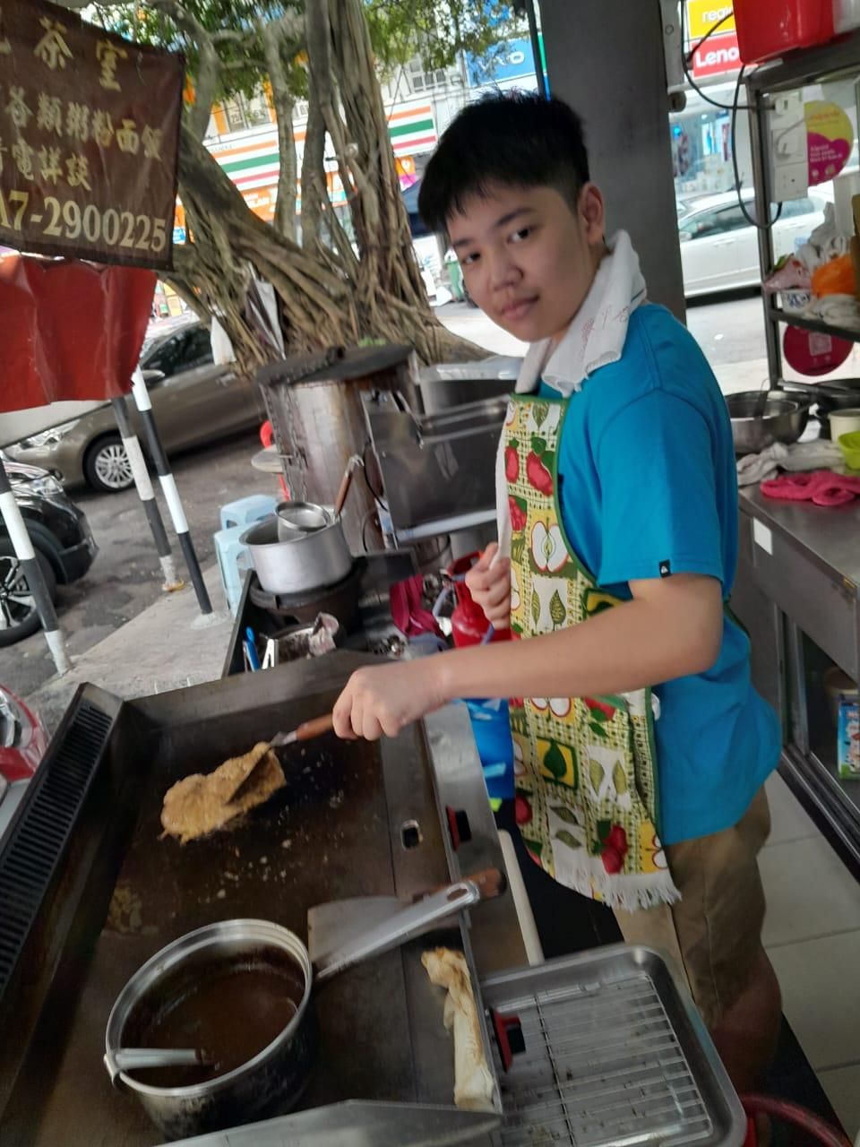 17歲Richard要在街邊做小販維持家計。（Joey提供圖片）