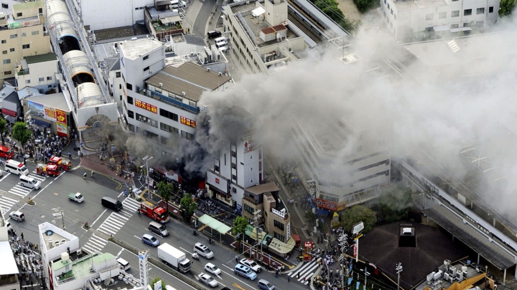 2009年7月5日,高見素直在商住混合大樓內擠滿客人的彈珠機店縱火。 美聯社 2009年7月5日,高見素直在商住混合大樓內擠滿客人的彈珠機店縱火。 美聯社