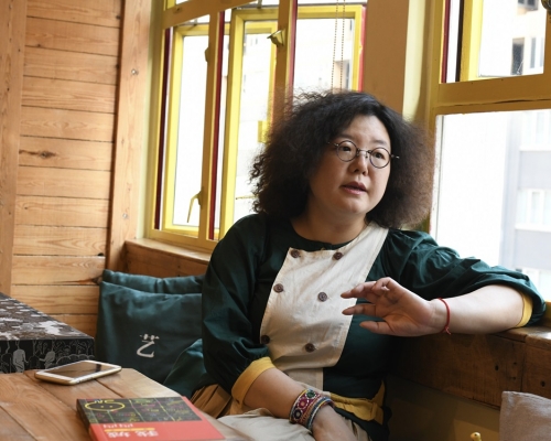 《五夜講場－文學放得開》主持的作家鄧小樺。資料圖片