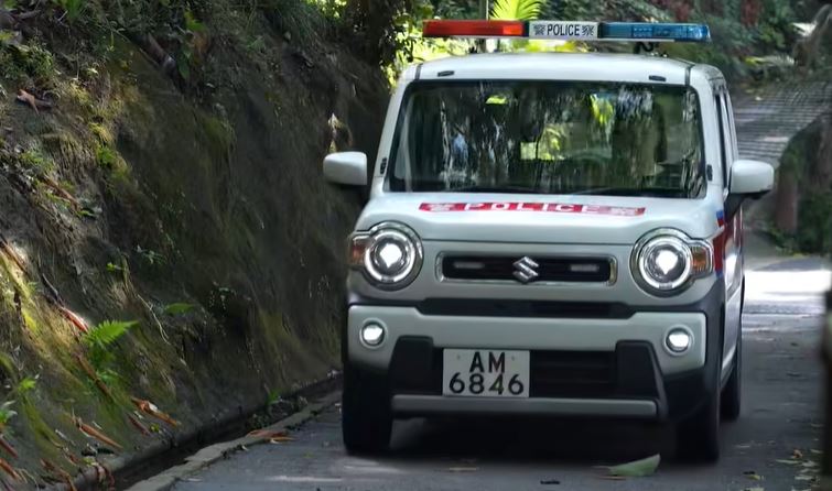 迷你警车专行驶狭窄路面。