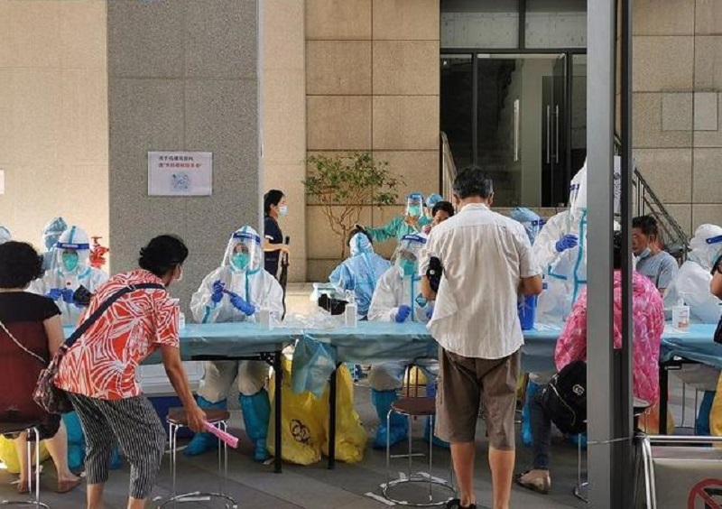居民排隊接受檢測。網上圖片