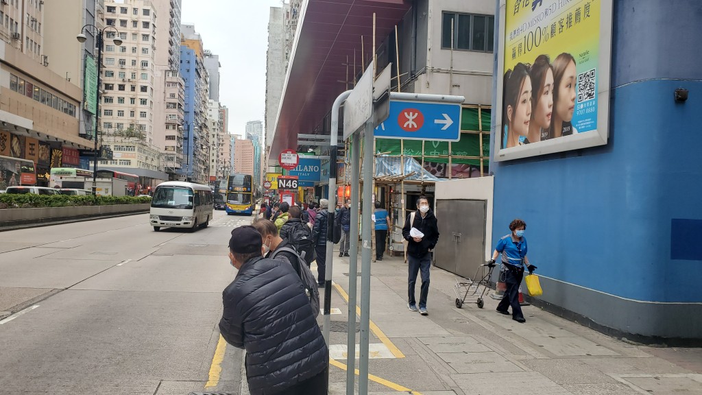 油麻地彌敦道近碧街站頭對開發生刀手當街擄人上七人車案件。(蔡楚輝攝)