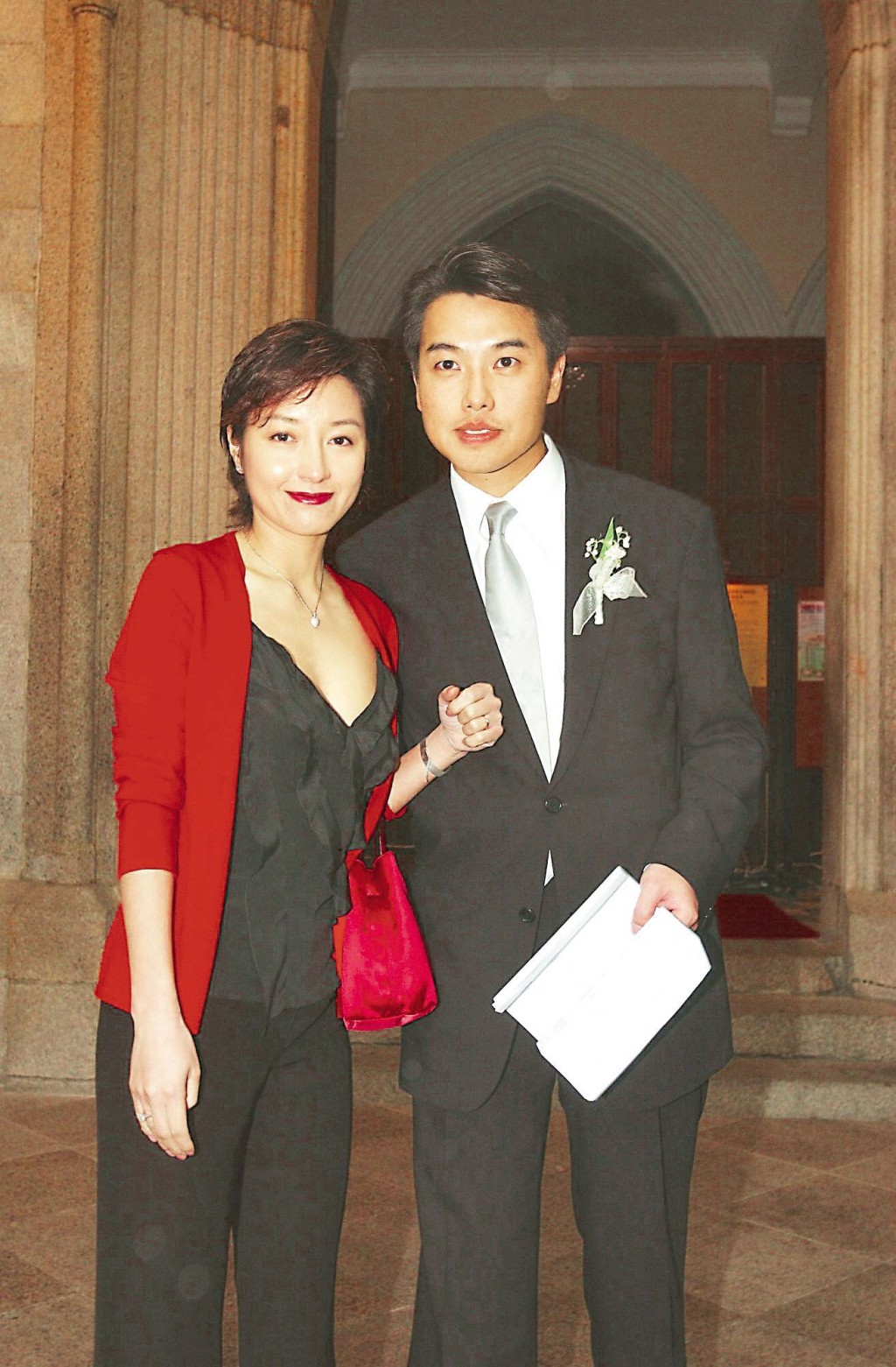 黎明诗至1998年嫁银行高层Eric Fung后淡出娱圈。