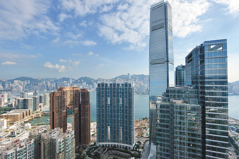 ■君臨天下（箭嘴示）高層2房單位，連租約成交價2375萬，實用呎價約31457元。