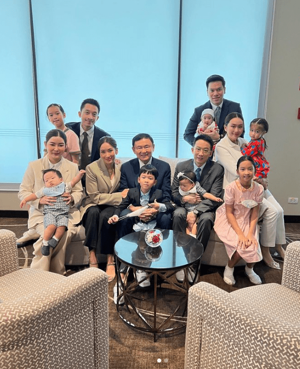 他信女儿贝东丹在社交网站发布照片，显示他信在机场贵宾区与3名子女及孙辈会面。IG